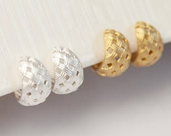 Minimalist Clip On Huggie Earrings, Chunky Huggie Hoop Earrings in Gold & Silver, Everyday Simple Hoops, Textured Non Pierced Earrings