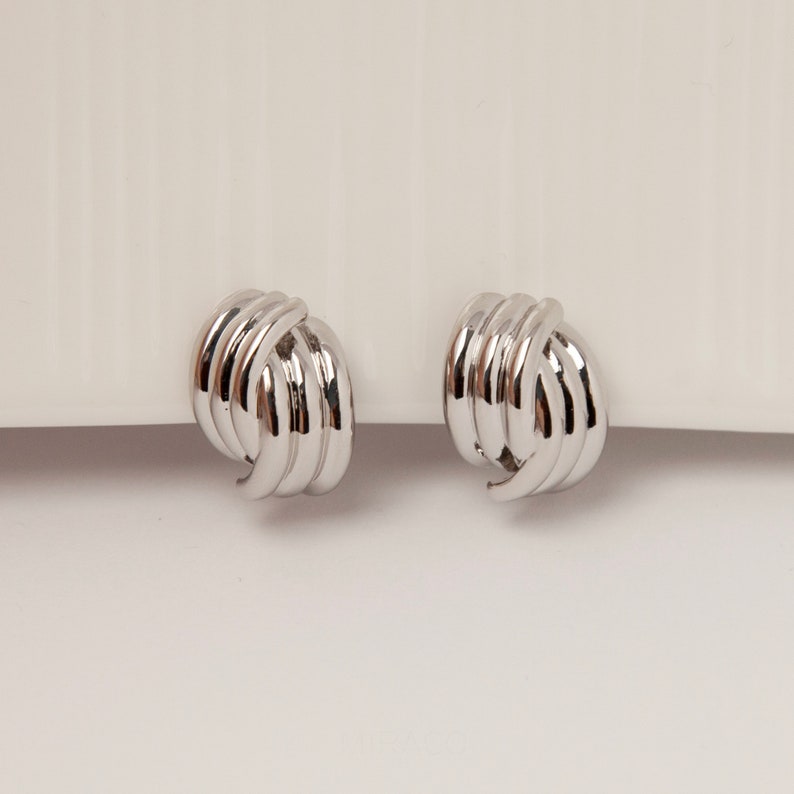 Clip auf Metallknoten Ohrstecker, klobige moderne minimalistische Ohrringe, mittelgroße Clip auf Bolzen, nicht durchbohrte Ohrringe, Silber oder Gold Ohrclips Bild 2