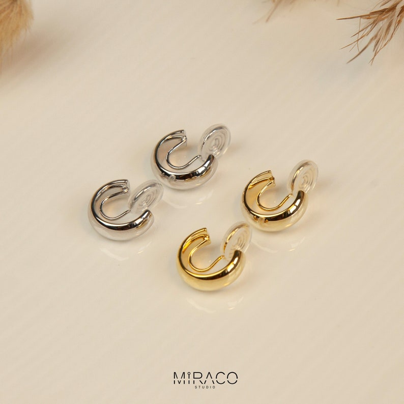 Clip minimalista en pendientes Huggie, pendientes de aro Huggie en oro y plata, aros gruesos simples de todos los días, pendientes no perforados con espalda en espiral imagen 1