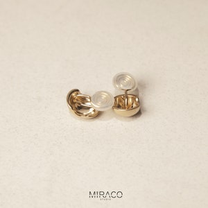 Pendientes de bola pequeña chapados en oro, pendientes minimalistas modernos, clip de efecto de metal cepillado en tachuelas, pendientes no perforados, regalo para ella imagen 8