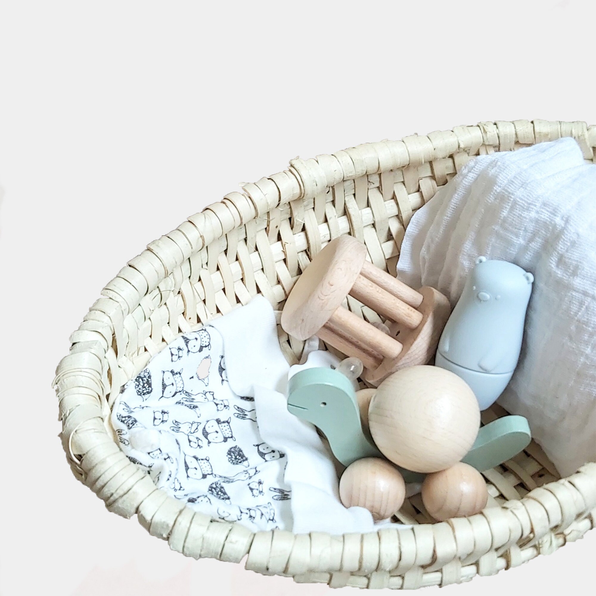 Jolie Corbeille en Noisetier Sauvage, Fait Main, Décoration Chambre Enfant