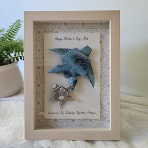 Tartaruga e cucciolo origami in cornice ~ Regalo di carta fatto a mano per il primo anniversario ~ Decorazione per il primo anniversario ~ Regalo di carta personalizzato ~ Regalo per gli amanti dell'oceano