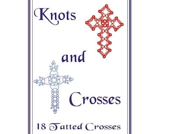 Op de afbeelding: Boekomslag met de titel "Knots and Crosses: 18 Tatted Crosses" door Julie Patterson. De omslag toont twee blauwe en rode geklöppelde kruisen.