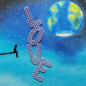 Op de afbeelding: Een handgetekend beeld van een blauwe planeet met groene continenten, omringd door een donkerblauwe sterrenhemel. Een enkele figuur zit op een rand en kijkt omhoog naar een paars woord "liefde" dat in de lucht hangt.