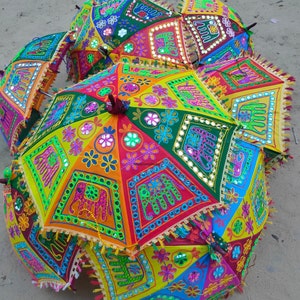 Puede incluir: Un grupo de paraguas coloridos y estampados con bordados intrincados y detalles de espejo. Los paraguas están hechos de tela y tienen un diseño tradicional indio.
