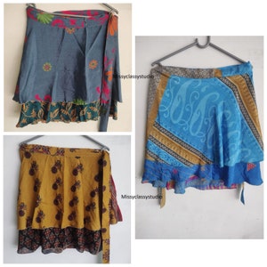 Pode incluir: Tr&ecirc;s estilos diferentes de saias de amarrar. A primeira &eacute; uma saia de amarrar azul e verde com padr&otilde;es florais. A segunda &eacute; uma saia de amarrar azul e dourada com padr&otilde;es paisley. A terceira &eacute; uma saia de amarrar amarela e preta com padr&atilde;o floral. As tr&ecirc;s saias s&atilde;o feitas de seda e t&ecirc;m um fecho de n&oacute;.