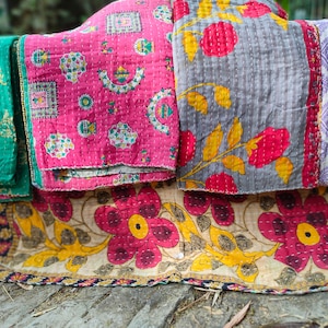 Lote al por mayor de colchas indias vintage Kantha, mantas reversibles hechas a mano, colchas de algodón bohemias.