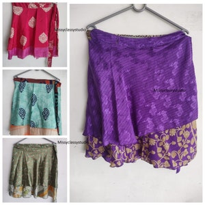 Pode incluir: Tr&ecirc;s estilos diferentes de saias de enrolar feitas com saris reciclados. As saias s&atilde;o de v&aacute;rias cores e padr&otilde;es, incluindo rosa, verde e roxo. Todas as saias s&atilde;o amarradas na cintura e t&ecirc;m um visual fluido e em camadas.