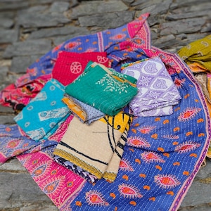 Puede incluir: Una pila de colchas kantha de colores con varios patrones, incluyendo dise&ntilde;os de paisley, florales y geom&eacute;tricos. Las colchas est&aacute;n hechas de saris reciclados y son perfectas para agregar un toque de estilo bohemio a cualquier habitaci&oacute;n.