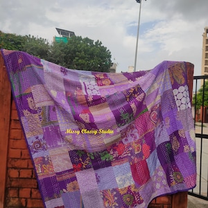 Könnte beinhalten: Ein Set aus drei Keramikbechern mit gesprenkelter, matter Oberfläche. Jeder Becher hat eine andere Farbe: hellblau, cremefarben und grau. Die Becher haben ein schlichtes, modernes Design mit runder Form und bequemem Griff.