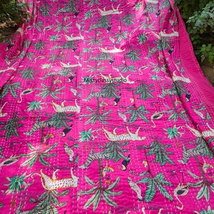 K&ouml;nnte beinhalten: Rosa Kantha-Steppdecke mit Dschungel-Druck, der Leoparden, Zebras und Palmen zeigt. Die Decke ist handgen&auml;ht und hat ein traditionelles indisches Design.