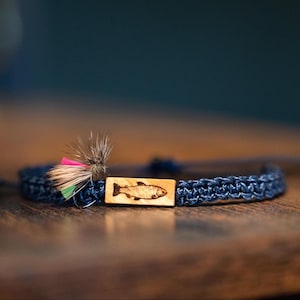Forelle Fisch Armband: Personalisierbares Altholz, verstellbares Makramee, Angeln Geschenk, verschiedene Farben
