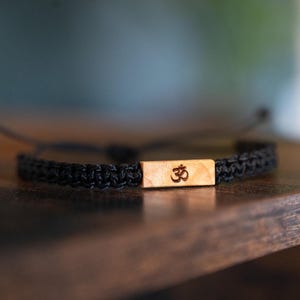 Pulsera Om: Madera recuperada personalizable, macramé ajustable, joyería Raksha, varios colores