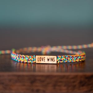Pulsera del Orgullo: Personalizable de madera reciclada, macramé ajustable, joyería con pronombres, arcoíris