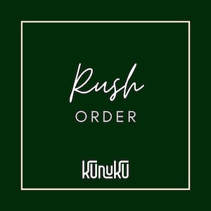 Peut inclure: Texte blanc sur fond vert foncé dans un cadre carré blanc indiquant "Rush Order" avec le mot "KONUKÜ" en dessous.
