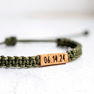 Aanpasbare verstelbare armband van esdoornhout | Macramé handgeknoopt paracord | Teruggewonnen hout | Aangepaste houtverbrandingsdatum/initiaal/naam/woord
