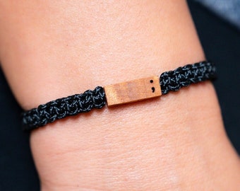 Punto y coma; Pulsera minimalista de madera y macramé / Ajustable personalizable / Conciencia de salud mental / Joyería de sobrevivientes / Recordatorio suave