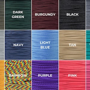 Op de afbeelding: Een raster van kleurrijke paracord-stalen, elk gelabeld met een kleurnaam. Kleuren zijn onder meer olijfgroen, donkergroen, bordeauxrood, zwart, houtskool, zilver, marineblauw, lichtblauw, bruin, turquoise, mosterd, regenboog, paars, roze en fuchsia.