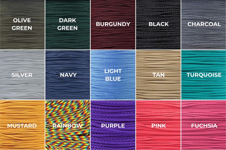 Op de afbeelding: Een raster van kleurrijke paracord-stalen, elk gelabeld met een kleurnaam. Kleuren zijn onder meer olijfgroen, donkergroen, bordeauxrood, zwart, houtskool, zilver, marineblauw, lichtblauw, bruin, turquoise, mosterd, regenboog, paars, roze en fuchsia.