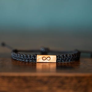 Unendlichkeitssymbol Armband: Personalisierbar Altholz, verstellbares Makramee, Eternity Schmuck, verschiedene Farben