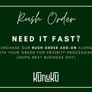 Op de afbeelding: Donkergroene afbeelding met witte tekst. De tekst luidt "Spoedbestelling" en "Snel nodig?" Het promoot een spoedbestelling add-on voor prioritaire verwerking. Het "Kunuku" logo staat onderaan.