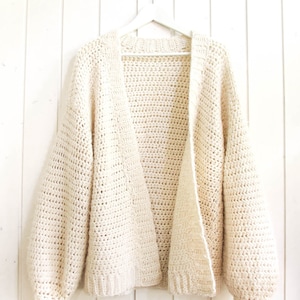 Modèle facile de cardigan long au crochet avec manches ballon. Tailles S-XL