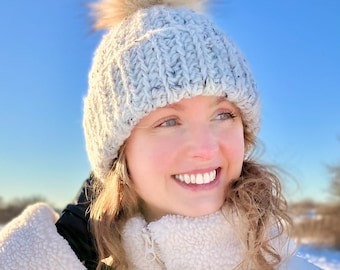 Gorro de crochet acanalado con pompón (patrón PDF)