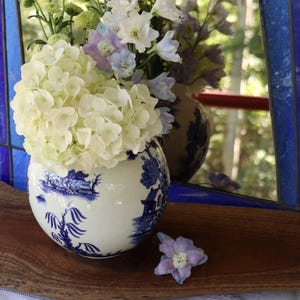 Blue Willow tea caddy: Staffordshire porcelain, chinoiserie décor