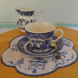 Blue and white Old Willow teacup and saucer, English Ironstone Tableware EIT Ltd, Staffordshire pottery