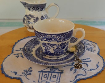 Blue Willow teacup and saucer, ‘Old Willow’ English Ironstone Tableware EIT Ltd, blue and white Staffordshire pottery, Blue Willow doily