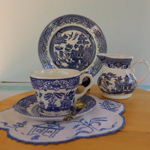 Blue Willow teacup and saucer, Old Willow English Ironstone Tableware EIT Ltd, blue and white Staffordshire pottery, Blue Willow doily image 5