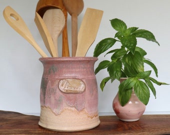 Dusky pink pottery kitchen utensils holder, wooden spoons jar, kitchen storage, earthy boho kitchen décor