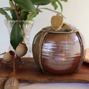 Gumnut ceramic pot, lidded bowl, dressing table accessory, vintage Australian pottery, earthy botanical décor