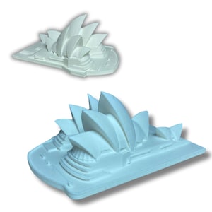 Peut inclure: Modèle imprimé en 3D blanc de l'Opéra de Sydney. Le modèle est détaillé et comprend les voiles emblématiques et l'eau environnante.