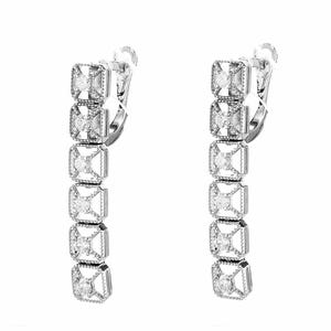 Puede incluir: Un par de pendientes colgantes de plata con una fila de acentos de diamantes de forma cuadrada.