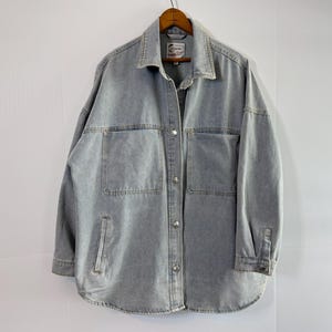 Oversized-Jeansjacket in heller Waschung, Vordertaschen, Größe L, Stoosh 26 International