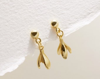 Snowdrop Birth Flower Earring • January Birth Month Flower - Main Image