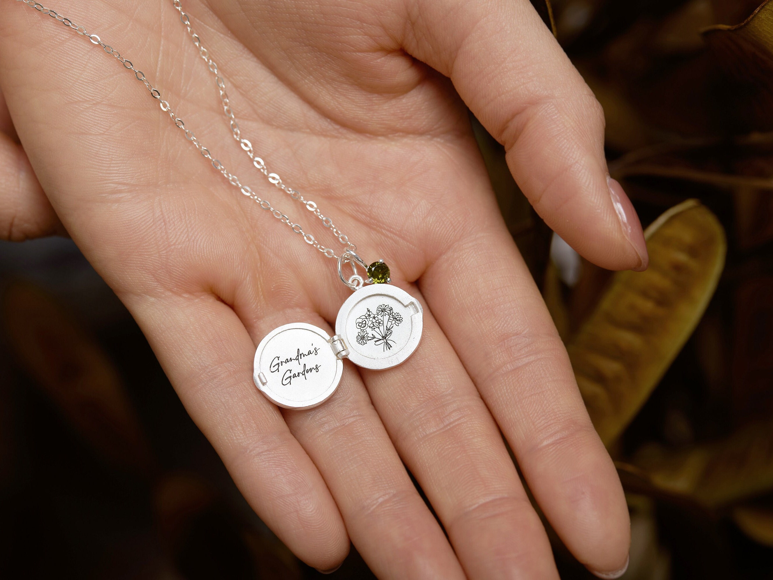 Personalized Name Birth Flower Necklace, Mother of Pearl Locket, Engraved Locket, Mother's Day/Birthday Gift for Mom/Grandma