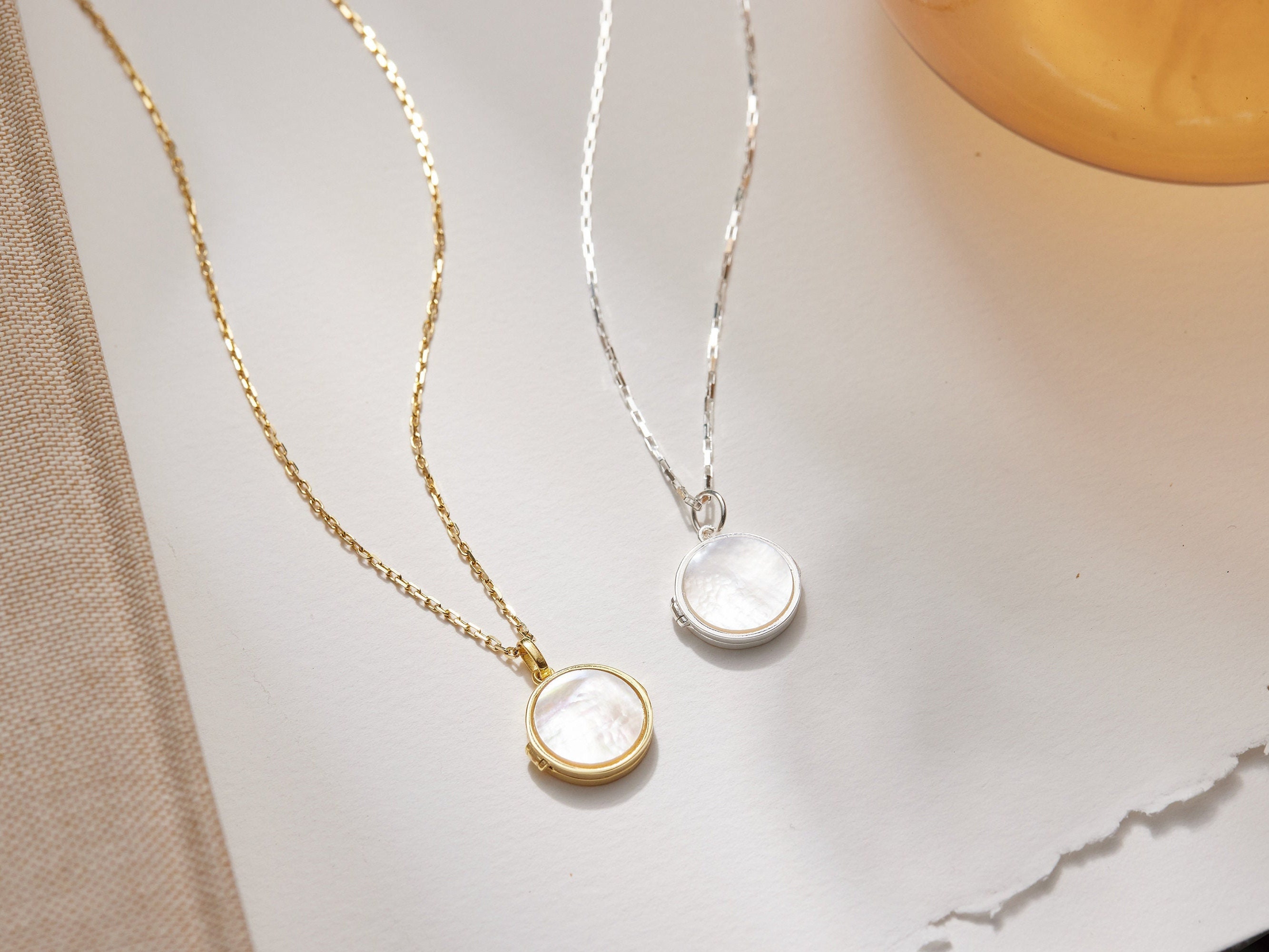 Personalized Name Birth Flower Necklace, Mother of Pearl Locket, Engraved Locket, Mother's Day/Birthday Gift for Mom/Grandma