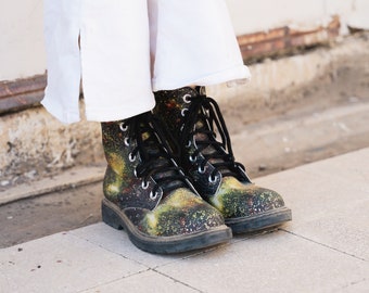 Bottes en cuir végétalien, chaussures personnalisées, tenue de festival, bottes galaxie, bottes de combat, chaussures streetwear, vêtements urbains, bottes unisexes, respectueux de l'environnement