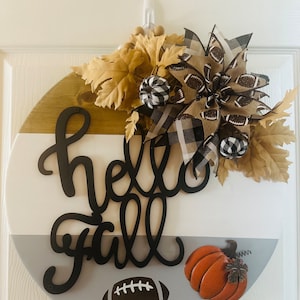 Hola, cartel de bienvenida de otoño con balón de fútbol y calabaza, colgador de puerta de madera, hola, con lazo intercambiable, decoración de puerta de entrada de casa nueva, regalo de boda