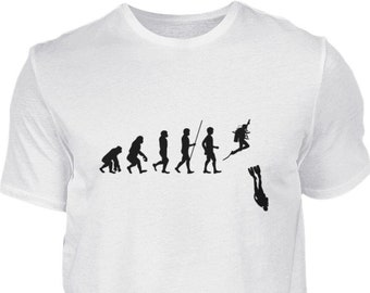 Może przedstawiać: Biały t-shirt z czarną sylwetką ewolucji człowieka, kończącą się na nurku.