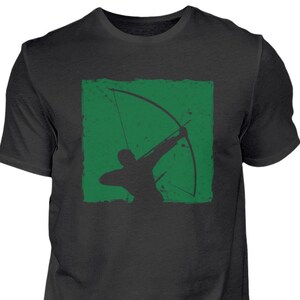 Könnte beinhalten: Ein schwarzes T-Shirt mit einem grünen quadratischen Grafikdruck einer Person, die einen Bogen und Pfeil hält.