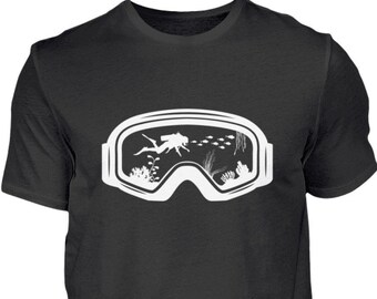 Może przedstawiać: Czarny t-shirt z białym nadrukiem przedstawiającym nurka i podwodny krajobraz widziany przez okulary.