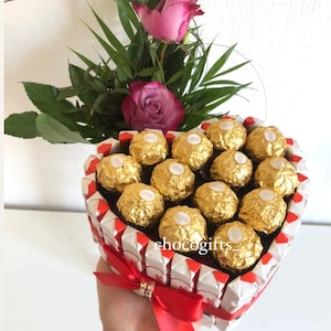 Regalo di compleanno fatto di Kinder Bar e Rocher Ferrero, un regalo per un'occasione o un giorno speciale