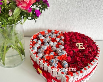 Cadeau grand cœur composé de bonbons au chocolat, de barres pour enfants et de roses rouges. Idéal pour les anniversaires, les mariages ou les occasions spéciales. Amour