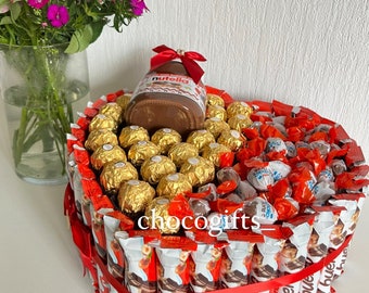 Cadeau cœur Bueno composé de Nutella, Rocher Ferrero et bonbons au chocolat. Idéal pour les anniversaires, les mariages, un ami, les occasions spéciales