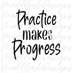 Op de afbeelding: Zwarte en witte kalligrafietekst die "Practice makes progress" zegt.