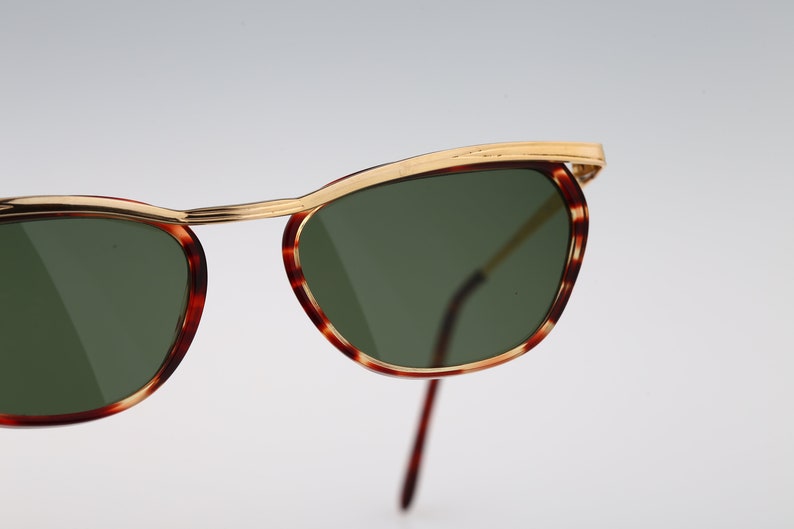 Nouvelle Vague Chanel P22, Vintage 90s gold and tortoise commbo cat eye sunglasses women NOS image 6