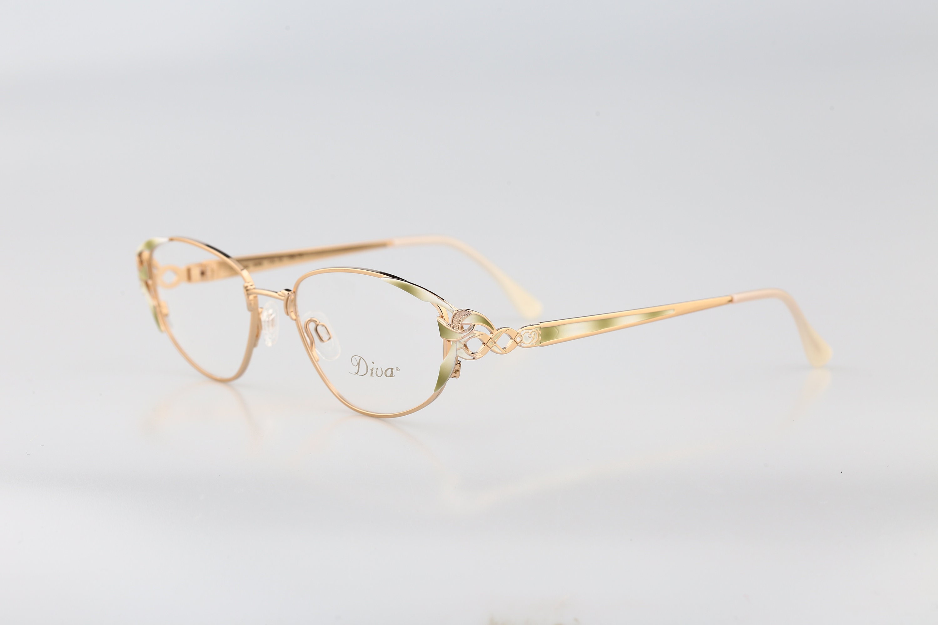 Diva 5068 12, Vintage 90s Victorian Horn & Gold Cat Eye